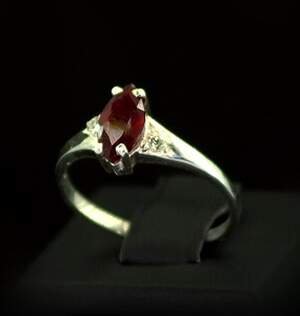 Серебряное кольцо 925 пробы 2,07 г с Рубіном класса АААА 1,64 карат та Діамантами 0,08 карат Серебряное кольцо 925 пробы 2,07 г с Рубіном класса АААА 1,64 карат та Діамантами 0,08 карат