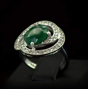 Серебряное кольцо 925 пробы 4,05 г с зеленым та белыми фианитами 5,05 карат Серебряное кольцо 925 пробы 4,05 г с зеленым та белыми фианитами 5,05 карат