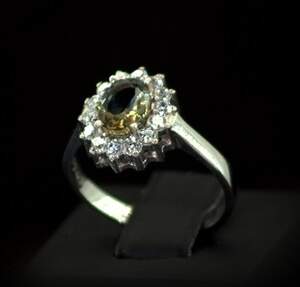 Серебряное кольцо 925 пробы 3,56 г с турецким Султанітом класса АААА и фианитами 2 карат Серебряное кольцо 925 пробы 3,56 г с турецким Султанітом класса АААА и фианитами 2 карат