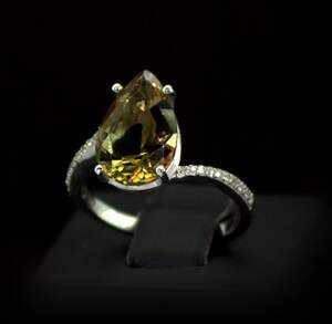 Серебряное кольцо 925 пробы 2,73 г с турецким Султанітом класса АААА и фианитами 3,5 карат Серебряное кольцо 925 пробы 2,73 г с турецким Султанітом класса АААА и фианитами 3,5 карат