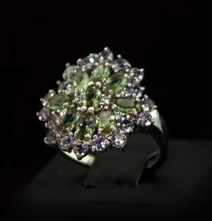 Серебряное кольцо 925 пробы 5,29 г с турецкими Султанітами класса AAAA и фианитами 3,88 карат Серебряное кольцо 925 пробы 5,29 г с турецкими Султанітами класса AAAA и фианитами 3,88 карат