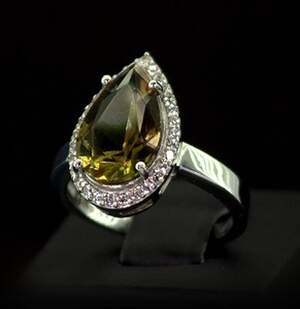 Серебряное кольцо 925 пробы 4,04 г с турецким Султанітом класса AAAA и фианитами 3,75 карат Серебряное кольцо 925 пробы 4,04 г с турецким Султанітом класса AAAA и фианитами 3,75 карат