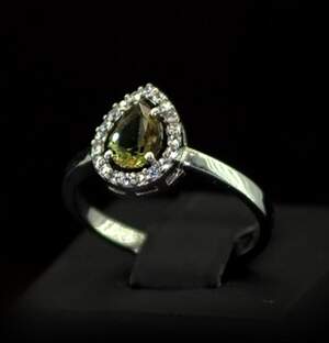 Серебряное кольцо 925 пробы 2,28 г с турецким Султанітом AAAA и фианитами 0,88 карат Серебряное кольцо 925 пробы 2,28 г с турецким Султанітом AAAA и фианитами 0,88 карат