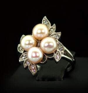 Серебряное кольцо 925 пробы 4,49 г с персиковими Перлинами и фианитами 3,5 карат Серебряное кольцо 925 пробы 4,49 г с персиковими Перлинами и фианитами 3,5 карат