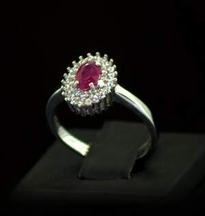 Серебряное кольцо 925 пробы 2,75 г с Рубіном АААА и фианитами 1,05 карат Серебряное кольцо 925 пробы 2,75 г с Рубіном АААА и фианитами 1,05 карат