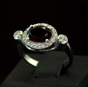 Серебряное кольцо 925 пробы 3,87 г с Гранатом и фианитами 3,67 карат Серебряное кольцо 925 пробы 3,87 г с Гранатом и фианитами 3,67 карат
