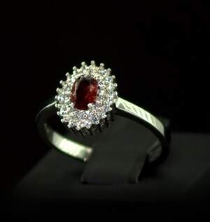 Серебряное кольцо 925 пробы 2,8 г с Гранатом и фианитами 0,97 карат Серебряное кольцо 925 пробы 2,8 г с Гранатом и фианитами 0,97 карат