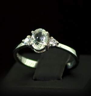 Серебряное кольцо 925 пробы 2,18 г с зеленым Кварцем и фианитами 0,93 карат Серебряное кольцо 925 пробы 2,18 г с зеленым Кварцем и фианитами 0,93 карат