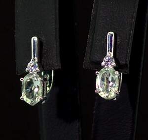 Серебряные серьги 925 пробы 3,19 г с зелеными Кварцами и фианитами 1,61 карат Серебряные серьги 925 пробы 3,19 г с зелеными Кварцами и фианитами 1,61 карат