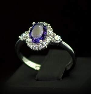 Серебряное кольцо 925 пробы 2,84 г с африканским Аметистом и фианитами 1,95 карат Серебряное кольцо 925 пробы 2,84 г с африканским Аметистом и фианитами 1,95 карат