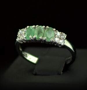 Серебряное кольцо 925 пробы 2,11 г с колумбійськими Изумрудами класса АААА и фианитами 1,08 карат Серебряное кольцо 925 пробы 2,11 г с колумбійськими Изумрудами класса АААА и фианитами 1,08 карат