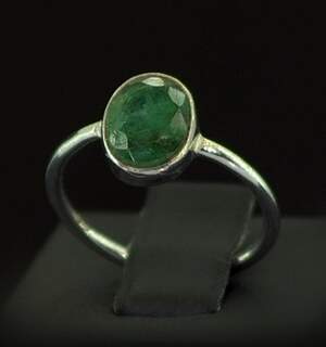 Серебряное кольцо 925 пробы 1,92 г со Смарагдом класса АААА 1,7 карат Серебряное кольцо 925 пробы 1,92 г со Смарагдом класса АААА 1,7 карат