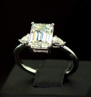 Серебряное кольцо 925 пробы 2,27 г с Муассанітами 3 карат Серебряное кольцо 925 пробы 2,27 г с Муассанітами 3 карат