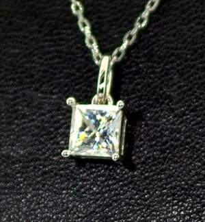 Серебряное колье 925 пробы 1,89 г с Муассанітом 1 карат Серебряное колье 925 пробы 1,89 г с Муассанітом 1 карат