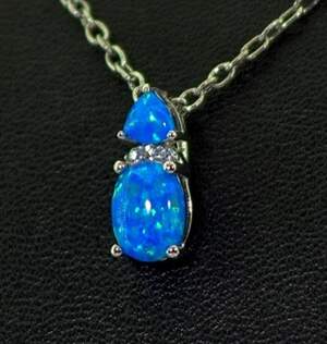 Серебряная подвеска 925 пробы 1 г с голубыми гидротермальными Опалами и цирконами 0,83 карат Серебряная подвеска 925 пробы 1 г с голубыми гидротермальными Опалами и цирконами 0,83 карат