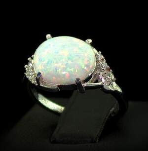 Серебряное кольцо 925 пробы 2,97 г с белым гідротермальним Опалом и цирконами 2,15 карат Серебряное кольцо 925 пробы 2,97 г с белым гідротермальним Опалом и цирконами 2,15 карат
