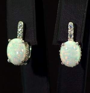 Серебряные серьги 925 пробы 3,2 г с белыми гидротермальными Опалами и цирконами 1,88 карат Серебряные серьги 925 пробы 3,2 г с белыми гидротермальными Опалами и цирконами 1,88 карат