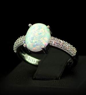 Серебряное кольцо 925 пробы 2,8 г с белым гідротермальним Опалом и цирконами 1,61 карат Серебряное кольцо 925 пробы 2,8 г с белым гідротермальним Опалом и цирконами 1,61 карат