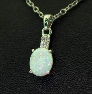 Серебряная подвеска 925 пробы 1,22 г с белым гідротермальним Опалом и цирконами 1,13 карат Серебряная подвеска 925 пробы 1,22 г с белым гідротермальним Опалом и цирконами 1,13 карат