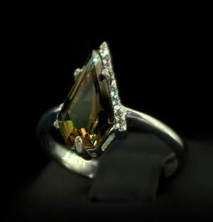 Серебряное кольцо 925 пробы 3,29 г с турецким Султанітом класса АААА и цирконами 2,08 карат Серебряное кольцо 925 пробы 3,29 г с турецким Султанітом класса АААА и цирконами 2,08 карат