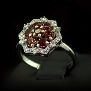 Серебряное кольцо 925 пробы 2,46 г с чеськими Гранатами и фианитами 1,32 карат Серебряное кольцо 925 пробы 2,46 г с чеськими Гранатами и фианитами 1,32 карат