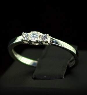 Серебряное кольцо 925 пробы 1,29 г с Діамантом Кр 57 0,09 карат Серебряное кольцо 925 пробы 1,29 г с Діамантом Кр 57 0,09 карат