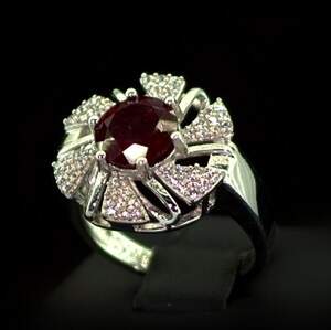 Серебряное кольцо 925 пробы 5,47 г с африканским Роял Рубіном класса АААА и цирконами 2,55 карат Серебряное кольцо 925 пробы 5,47 г с африканским Роял Рубіном класса АААА и цирконами 2,55 карат