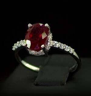 Серебряное кольцо 925 пробы 2 г с африканским Роял Рубіном класса АААА и цирконами 1,74 карат Серебряное кольцо 925 пробы 2 г с африканским Роял Рубіном класса АААА и цирконами 1,74 карат