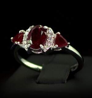 Серебряное кольцо 925 пробы 2,89 г с африканскими Роял Рубінами класса АААА и цирконами 2,54 карат Серебряное кольцо 925 пробы 2,89 г с африканскими Роял Рубінами класса АААА и цирконами 2,54 карат
