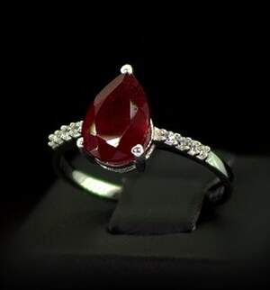 Серебряное кольцо 925 пробы 2,31 г с африканским Роял Рубіном класса АААА и цирконами 2,57 карат Серебряное кольцо 925 пробы 2,31 г с африканским Роял Рубіном класса АААА и цирконами 2,57 карат