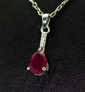 Серебряная подвеска 925 пробы 1,51 г с африканским Роял Рубіном класса АААА и цирконами 2,57 карат Серебряная подвеска 925 пробы 1,51 г с африканским Роял Рубіном класса АААА и цирконами 2,57 карат