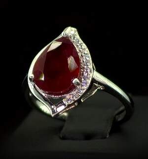 Серебряное кольцо 925 пробы 3,6 г с африканским Роял Рубіном класса АААА и цирконами 5,18 карат Серебряное кольцо 925 пробы 3,6 г с африканским Роял Рубіном класса АААА и цирконами 5,18 карат