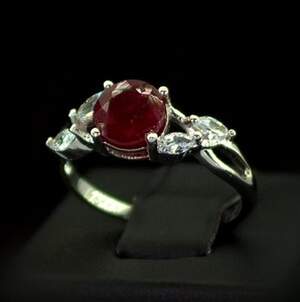 Серебряное кольцо 925 пробы 2,16 г с африканским Роял Рубіном класса АААА и цирконами 2,19 карат Серебряное кольцо 925 пробы 2,16 г с африканским Роял Рубіном класса АААА и цирконами 2,19 карат