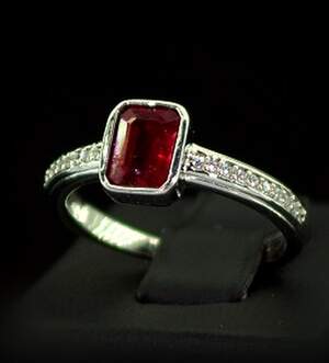 Серебряное кольцо 925 пробы 2,68 г с африканским Роял Рубіном класса АААА и цирконами 1,79 карат Серебряное кольцо 925 пробы 2,68 г с африканским Роял Рубіном класса АААА и цирконами 1,79 карат