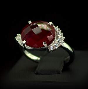Серебряное кольцо 925 пробы 3,7 г с африканским Роял Рубіном класса АААА и цирконами 6,58 карат Серебряное кольцо 925 пробы 3,7 г с африканским Роял Рубіном класса АААА и цирконами 6,58 карат