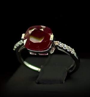 Серебряное кольцо 925 пробы 2,3 г с африканским Роял Рубіном класса АААА и цирконами 4,41 карат Серебряное кольцо 925 пробы 2,3 г с африканским Роял Рубіном класса АААА и цирконами 4,41 карат