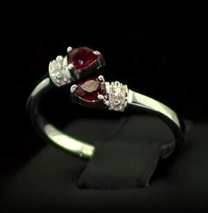 Серебряное кольцо 925 пробы 1,85 г с африканскими Роял Рубінами класса АААА и цирконами 0,58 карат Серебряное кольцо 925 пробы 1,85 г с африканскими Роял Рубінами класса АААА и цирконами 0,58 карат