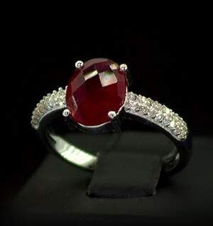 Серебряное кольцо 925 пробы 2,98 г с африканским Роял Рубіном класса АААА и цирконами 3,35 карат Серебряное кольцо 925 пробы 2,98 г с африканским Роял Рубіном класса АААА и цирконами 3,35 карат