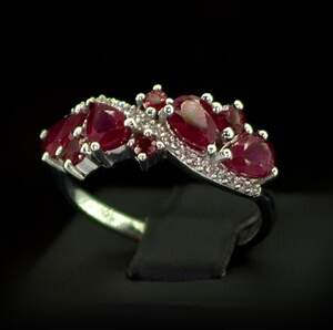 Серебряное кольцо 925 пробы 3,27 г с африканскими Роял Рубінами класса АААА и цирконами 3,12 карат Серебряное кольцо 925 пробы 3,27 г с африканскими Роял Рубінами класса АААА и цирконами 3,12 карат