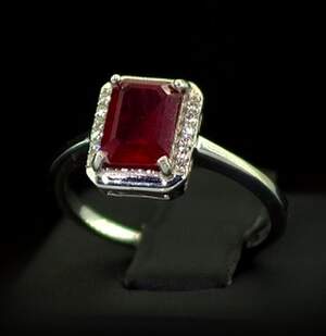 Серебряное кольцо 925 пробы 2,8 г с африканским Роял Рубіном класса АААА и цирконами 2,45 карат Серебряное кольцо 925 пробы 2,8 г с африканским Роял Рубіном класса АААА и цирконами 2,45 карат
