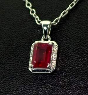 Серебряная подвеска 925 пробы 1,68 г с африканским Роял Рубіном класса АААА и цирконами 2,71 карат Серебряная подвеска 925 пробы 1,68 г с африканским Роял Рубіном класса АААА и цирконами 2,71 карат