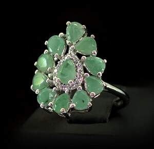 Серебряное кольцо 925 пробы 3,85 г с бразильскими Изумрудами класса АААА и цирконами 3,06 карат Серебряное кольцо 925 пробы 3,85 г с бразильскими Изумрудами класса АААА и цирконами 3,06 карат