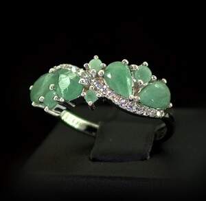 Серебряное кольцо 925 пробы 3,11 г с бразильскими Изумрудами класса АААА и цирконами 2,5 карат Серебряное кольцо 925 пробы 3,11 г с бразильскими Изумрудами класса АААА и цирконами 2,5 карат