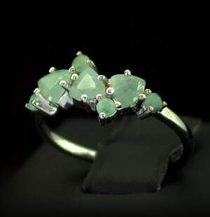 Серебряное кольцо 925 пробы 1,79 г с бразильскими Изумрудами класса АААА 0,76 карат Серебряное кольцо 925 пробы 1,79 г с бразильскими Изумрудами класса АААА 0,76 карат