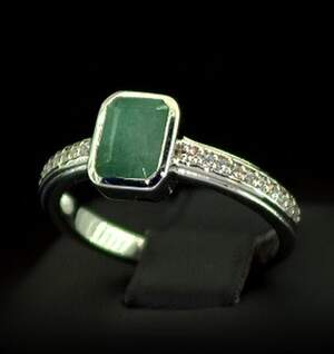 Серебряное кольцо 925 пробы 2,56 г с бразильским Смарагдом класса АААА и цирконами 1,19 карат Серебряное кольцо 925 пробы 2,56 г с бразильским Смарагдом класса АААА и цирконами 1,19 карат