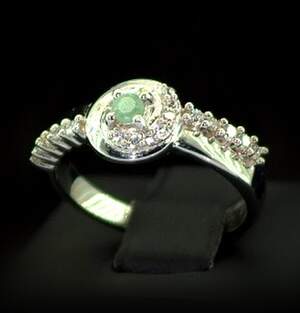 Серебряное кольцо 925 пробы 3,15 г с бразильским Смарагдом класса AAAA и цирконами 0,3 карат Серебряное кольцо 925 пробы 3,15 г с бразильским Смарагдом класса AAAA и цирконами 0,3 карат