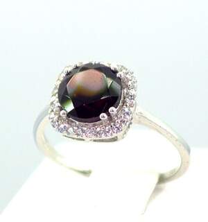 Серебряное кольцо 925 пробы 2,47 г с мозамбикским Гранатом и цирконами 3,01 карат Серебряное кольцо 925 пробы 2,47 г с мозамбикским Гранатом и цирконами 3,01 карат