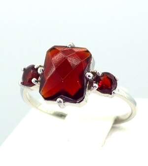 Серебряное кольцо 925 пробы 2,28 г с мозамбикскими Гранатами 2,93 карат Серебряное кольцо 925 пробы 2,28 г с мозамбикскими Гранатами 2,93 карат