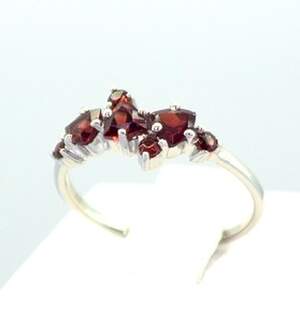 Серебряное кольцо 925 пробы 1,69 г с мозамбикскими Гранатами 1,02 карат Серебряное кольцо 925 пробы 1,69 г с мозамбикскими Гранатами 1,02 карат