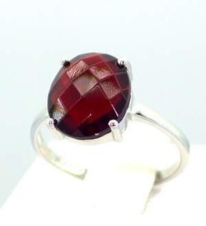 Серебряное кольцо 925 пробы 2,38 г с мозамбикским Гранатом 3,98 карат